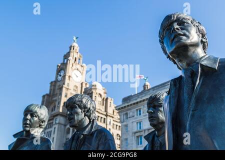 Statue der Fab Four (The Beatles) am Pier Head in Liverpool, aufgenommen vor dem Royal Liver Building im September 2020. Stockfoto