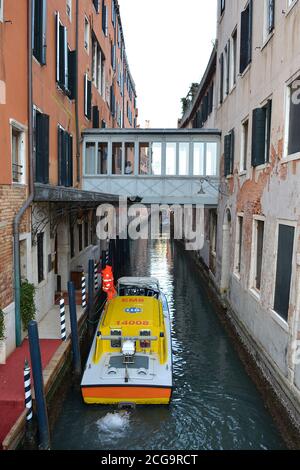 Venedig, Italien 02 12 2017: Ungewöhnliches Rettungsboot auf venezianischem Kanal Nothilfe Stockfoto