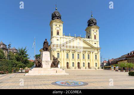 Die reformierte große Kirche von Debrecen mit den Lajos Kossuth Statue und Mosaik Stadt Siegel an einem heißen Sommertag Stockfoto