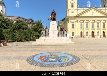 Die Lajos Kossuth Statue im Zentrum von Debrecen mit dem Mosaik Stadtsiegel Stockfoto