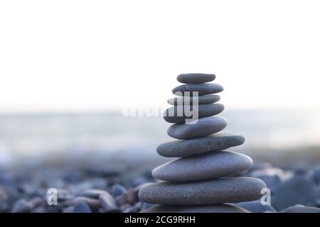 Ausgewogene Steinpyramide am Strand Stockfoto