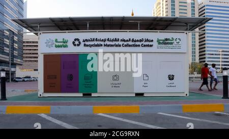 Abu Dhabi, 9. September 2020: Recycling-Zentrum mit separaten Materialien Recycling-Behälter für Holz, Gummi, Textilien, Abfall, Papier und Karton in Emirates CI Stockfoto