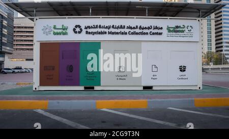 Abu Dhabi, 9. September 2020: Recycling-Zentrum mit separaten Materialien Recycling-Behälter für Holz, Gummi, Textilien, Abfall, Papier und Karton in Emirates CI Stockfoto