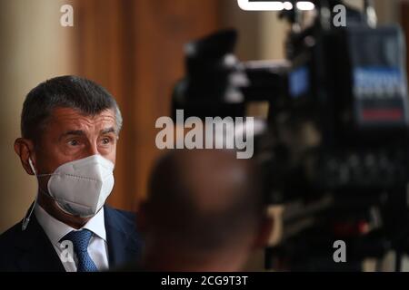 Prag, Tschechische Republik. September 2020. Der tschechische Premierminister Andrej Babis, der wegen des Coronavirus-Ausbruchs die Schutzmaske trägt, spricht während der außerordentlichen Regierungsversammlung in Prag, Tschechische Republik, im September 2020, Journalisten an. Kredit: Michal Kamaryt/CTK Foto/Alamy Live Nachrichten Stockfoto