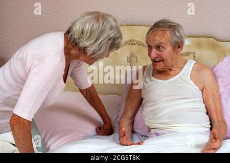 Älteres Ehepaar im Schlafzimmer Stockfoto