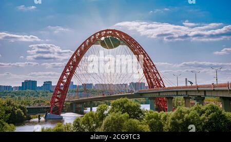 Malerisch oder Schiwopisny Brücke über den Fluss Moskau an einem sonnigen Tag. Der Rote Bogen der malerischen Brücke Stockfoto