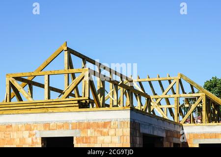 Bau eines neuen Wohnhauses Dach Holzstruktur Stockfoto