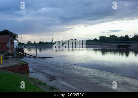 Blick über den Fluss Great Ouse vom Common Staithe Quay bei Sonnenuntergang, Kings Lynn, Norfolk, Großbritannien Stockfoto