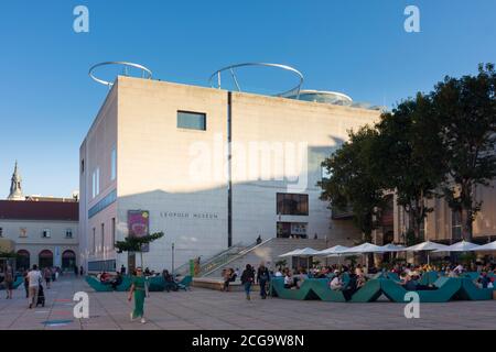 Wien, MuseumsQuartier (MQ) mit MQ Libelle an der Spitze des Leopold ...