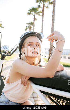 Frau trägt Fahrrad Helm Blick auf Kamera. Nahaufnahme Porträt der Radfahrerin. Stockfoto