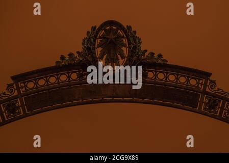 Sather Gate an einem trüben Tag, an dem der Himmel von Kaliforniens wilden Feuern orange wurde. Stockfoto