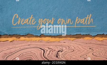Erstellen Sie Ihren eigenen Weg inspirierende Notiz - Handschrift auf einem handgefertigten Lappen und Marmorpapier, Lifestyle, Karriere und persönliche Entwicklung Konzept Stockfoto