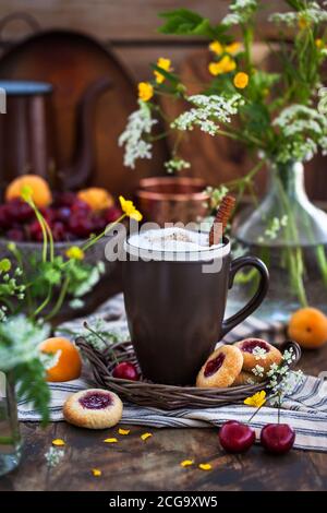 Tasse heißen Cappuccino Kaffee auf Sommer rustikalen Holzhintergrund Stockfoto