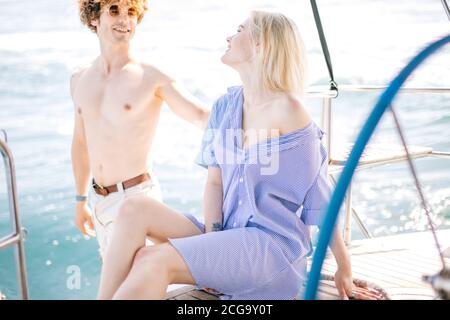 Nahaufnahme Porträt von liebevollen jungen Liebhabern Fonding auf Segelboot in romantischen Meer Reisen, Liebe und Genuss-Konzept. Zarte blonde mädchenschauend an Stockfoto