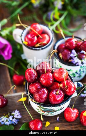 Frische reife Kirschen in einem Becher auf sommerlichen Hintergrund Stockfoto