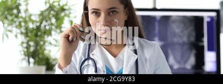 Seriöse Krankenschwester in spezieller Uniform Stockfoto