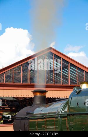 Kidderminster, England - September 2016: Der Severn Valley Dampf steigt aus dem Trichter der Severn Valley Railway Dampfmaschine "Bradley Manor" Stockfoto