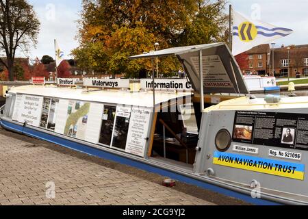 Stratford-upon-Avon, Warwickshire, England - Oktober 2017: Schmales Boot, das das Stratford Waterways Information Center und die Bootslizenzstation beherbergt Stockfoto