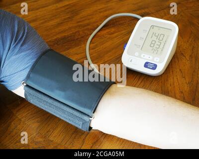 Nahaufnahme eines Mannes, der zu Hause seinen Blutdruck nimmt. Stockfoto