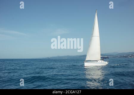 Schöne Luxus-Yacht mit weißen Segeln ist für diejenigen, die wirklich wissen, wie zu leben. Stockfoto