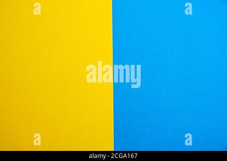 Blau-gelber Hintergrund aus mattem Wildleder, Nahaufnahme. Samtige Textur Stockfoto