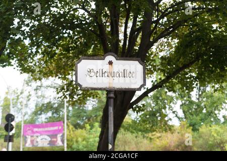 Straßenname Zeichen der Bellevueallee in Berlin, Deutschland Stockfoto
