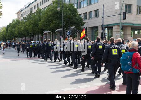 BERLIN, DEUTSCHLAND - 29. AUGUST 2020: Polizei marschiert durch die Straße während einer Demonstration gegen die covid-19 Maßnahmen Stockfoto