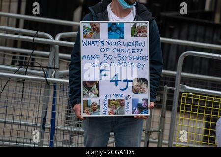 London, Großbritannien. September 2020. Demonstration der Väter für Gerechtigkeit mit zwei großen Puppen vor Downing Street, Großbritannien Credit: Ian Davidson/Alamy Live News Stockfoto