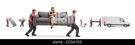 Movers tragen eine Couch mit einer jungen Frau sitzen und Kaffee trinken, während andere Movers Laden eines van isoliert auf Weißer Hintergrund Stockfoto