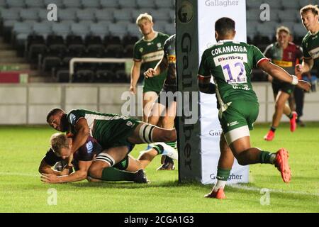 Twickenham, Großbritannien. September 2020. SCOTT STEELE von Harlequins erzielt am 9. September 2020 beim Gallagher Premiership Rugby-Spiel zwischen London Irish und Harlequins in Twickenham Stoop, Twickenham, England einen Versuch, es 15-22 zu schaffen. Foto von Ken Sparks. Nur redaktionelle Verwendung, Lizenz für kommerzielle Nutzung erforderlich. Keine Verwendung bei Wetten, Spielen oder Veröffentlichungen einzelner Vereine/Vereine/Spieler. Kredit: UK Sports Pics Ltd/Alamy Live Nachrichten Stockfoto