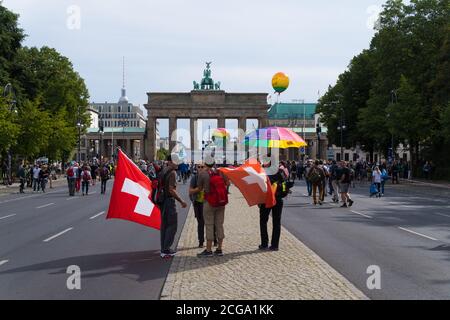 BERLIN, DEUTSCHLAND - 29. AUGUST 2020: Hunderttausende Menschen demonstrieren auf den Straßen Berlins gegen die covid-19 Maßnahmen Stockfoto