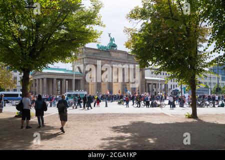 BERLIN, DEUTSCHLAND - 29. AUGUST 2020: Hunderttausende Menschen demonstrieren auf den Straßen Berlins gegen die covid-19 Maßnahmen Stockfoto