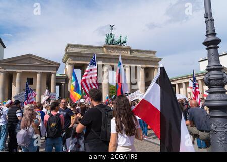 BERLIN, DEUTSCHLAND - 29. AUGUST 2020: Hunderttausende Menschen demonstrieren auf den Straßen Berlins gegen die covid-19 Maßnahmen Stockfoto