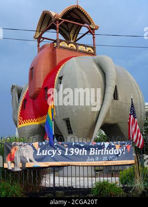 MARGATE, NJ -4 SEP 2020- Blick auf Lucy the Elephant, eine Wahrzeichen Touristenattraktion am Straßenrand im US National Register of Historic Places in Margate Stockfoto