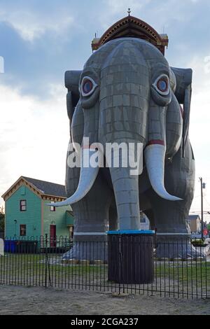 MARGATE, NJ -4 SEP 2020- Blick auf Lucy the Elephant, eine Wahrzeichen Touristenattraktion am Straßenrand im US National Register of Historic Places in Margate Stockfoto