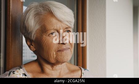 Porträt einer älteren grauhaarigen Frau, die in der Ferne schaut. Hochwertige Fotos Stockfoto