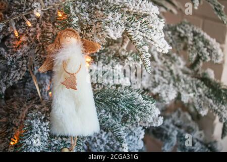 Dekorative Figuren von Weihnachten Thema. Figur eines Engels reitet. Weihnachtsbaumschmuck. Festliche Einrichtung. Stockfoto