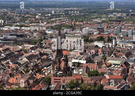 Blick vom Aussichtsturm Burghügelturm auf das Panorama der Stadt Freiburg im Breisgau, Baden-Württemberg, Deutschland. Auf dem Bild ist das alte Zentrum. Stockfoto