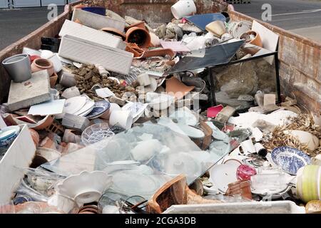 Gemeinschaftsmüllentsorgung für die Bevölkerung sicher absetzen alte, gebrochen und nicht mehr benötigt Home-Objekte. Kostenloser Service für die Gemeinschaft. Stockfoto