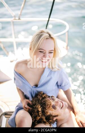 Nahaufnahme Porträt von liebevollen jungen Liebhabern Fonding auf Segelboot in romantischen Meer Reisen, Liebe und Genuss-Konzept. Zarte blonde Mädchen streicheln Stockfoto