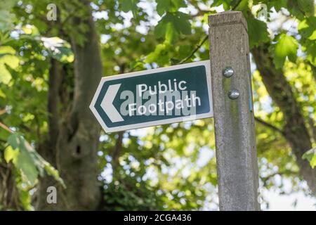 Vertrautes öffentliches Hinweisschild in Großbritannien. Bleiben Sie auf dem richtigen Weg, auf dem richtigen Weg Metapher, zu Fuß Wegweiser UK, öffentliche Fußweg Wegweiser UK, Wandern. Stockfoto