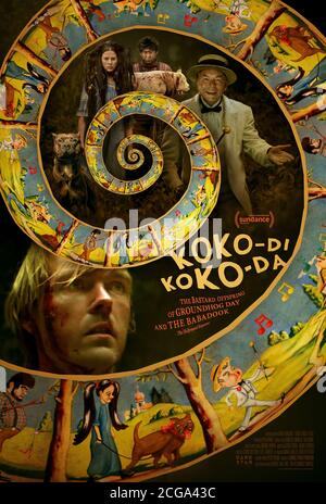 Koko-di Koko-da (2019) unter der Regie von Johannes Nyholm mit Leif Edlund, Peter Belli, Ylva Gallon und Katarina Jakobson. Schwedischer Comedy-Horror über ein Paar, das im Wald zelten und in einer Zeitschleife stecken bleiben, während es von Kinderreim-Charakteren gequält wird. Stockfoto