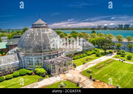 Belle Isle Anna Scripps Whitcomb Conservatory und Detroit River, Detroit, Michigan Stockfoto