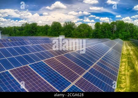 Solarmodule zeigen einen zukünftigen Weg, Turrill Solar Plant in Lapeer, Michigan, ein Ergebnis der Investitionen in das DTE MIGreenPower-Programm Stockfoto