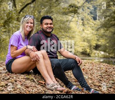 Ein Paar sitzt am Bach/Fluss in Kentucky Stockfoto