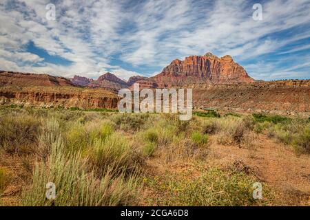 Der Berg Kinesava ist der südlichste Gipfel auf der Westseite Zion Canyon und ist einer der am meisten gesehen Und die spektakulärsten Gipfel im Zion National Park i Stockfoto