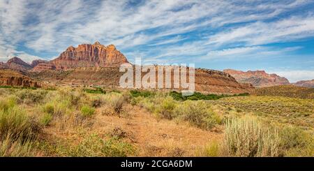 Der Berg Kinesava ist der südlichste Gipfel auf der Westseite Zion Canyon und ist einer der am meisten gesehen Und die spektakulärsten Gipfel im Zion National Park i Stockfoto