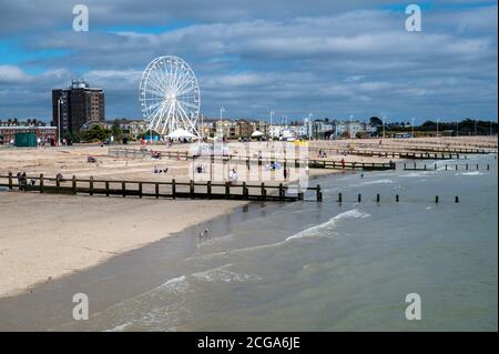 Littlehampton Meer und Strand ein beliebtes Touristenziel mit dem Observation Wheel in Sicht. Stockfoto
