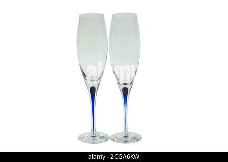Schöne Aussicht zwei schlanke hohe und elegante Champagner Gläser isoliert auf weißem Hintergrund. Alkoholkonzept. Stockfoto