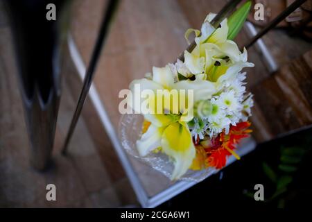 Hochzeit Blumen, Brautstrauß Nahaufnahme. Dekoration aus Rosen, Pfingstrosen und dekorativen Pflanzen, Nahaufnahme, selektiver Fokus, niemand, Objekte Stockfoto